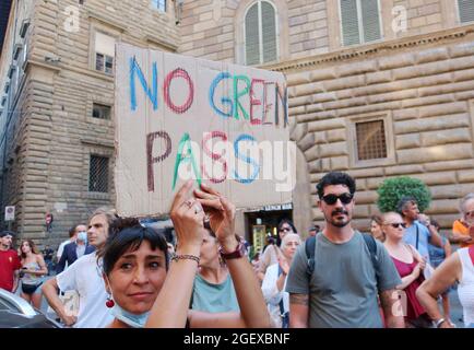 Florenz, Italien. August 2021. Am 21. August 2021 protestieren Menschen gegen den „Green Pass“, das Impfstoffzertifikat Covid 19, Florenz, Italien. Der Green Pass ist derzeit obligatorisch, um durch Italien und die EU zu reisen und Orte wie Restaurants, Kinos, Museen usw. zu betreten.in mehr als 20 italienischen Städten, darunter Rom, Turin, Mailand, Neapel und vielen anderen, fordern Demonstranten die Regierung auf, Menschen die Freiheit zu geben, sich impfen zu lassen oder nicht.(Elisa Gestri/Sipausa) Quelle: SIPA USA/Alamy Live News Stockfoto