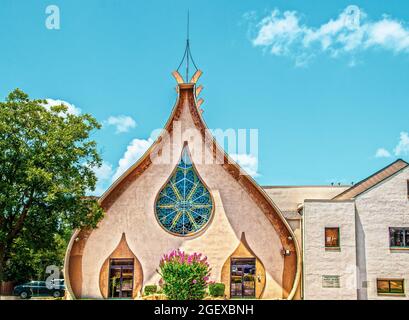 07 23 2021 Tulsa OK USA Monrningstar Kirche im Art déco-Stil der wikinger oder des Mittleren Ostens mit schönen Buntglasfenstern Stockfoto