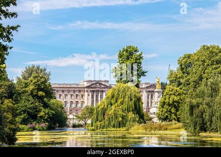 07 24 2019 London UK Blick auf den Buckingham Palace Blick über den See im St James Park mit weinenden Weiden und Enten am schönen Sommertag Stockfoto