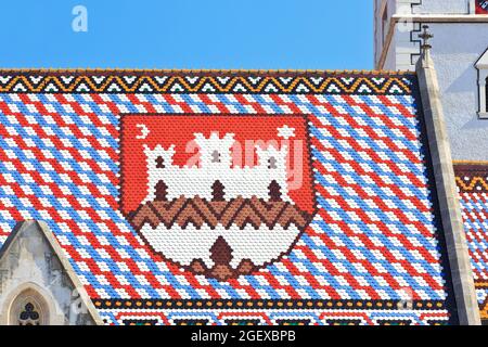 Das Wappen der Stadt Zagreb auf dem Dach der spätgotischen Markuskirche aus dem 13. Jahrhundert in Zagreb, Kroatien Stockfoto