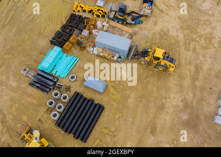 Polyethylen-PVC-Rohre für die Verlegung einer Rohrleitung zum neuen Haus vorbereitet Stockfoto