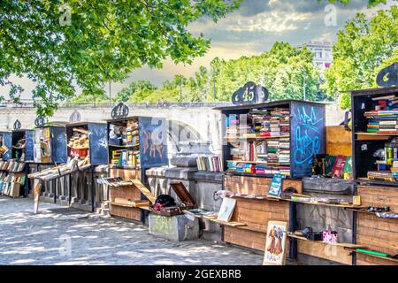 2019 07 19 Tiflis Georgien - berühmter Trocken-Brückenmarkt mit Schließfachregalen für Vorwagen Waren zum Verkauf einschließlich Bücher mit Brücke und Bäumen und Stockfoto