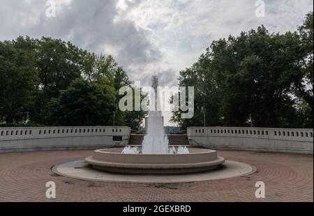 Brunnen am Eingang zur Fußgängerbrücke von John T. Myers über den Wabash River in Lafayette, Indiana Stockfoto