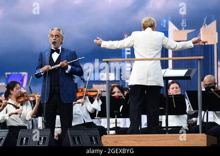 New York City, USA. August 2021. Die Sängerin Andrea Bocelli tritt auf der Bühne während des „We Love NYC: The Homecoming Concert“ auf, das am 21. August 2021 auf dem Great Lawn im Central Park in New York City, NY, stattfand. (Foto von Anthony Behar/Sipa USA) Quelle: SIPA USA/Alamy Live News Stockfoto