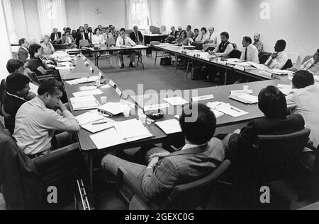 Austin Texas USA, um 1993: Mitglieder des Gesundheitsministeriums von Texas hören sich während einer öffentlichen Anhörung Aussagen von Branchenexperten zu Lösungsmittelmissbrauch, Drogenmissbrauch und Kleberschnüffeln von kommerziellen Produkten an. ©Bob Daemmrich Stockfoto