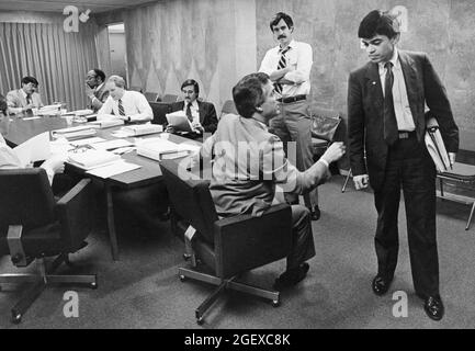 Austin Texas USA, um 1984: Bürgermeister Ron Mullin (sitzend) macht einen Hinweis auf den Stadtmanager Jorge Carrasco, als Carrasco eine ratssitzung verlässt. ©Bob Daemmrich Stockfoto