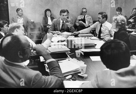 Austin Texas USA, um 1986: Bürgermeister Ron Mullen (Mitte) spricht während einer Exekutivsitzung des Stadtrates. ©Bob Daemmrich Stockfoto