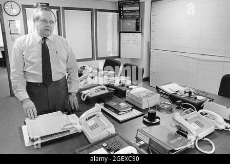 Austin Texas USA, um 1987: Der Manager des Notfalleinsatzzentrums der Stadt Austin steht im Konferenzraum voller Telefone. ©Bob Daemmrich Stockfoto