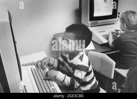 Austin Texas USA, um 1994: Kleine Jungen arbeiten in ihrem Tagesautozentrum an Computern. ©Bob Daemmrich Stockfoto