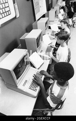 San Antonio Texas USA,1990: Schüler der vierten Klasse, die Apple-Computer im Klassenzimmer der Grundschule benutzen. HERR es-0122 ©Bob Daemmrich Stockfoto