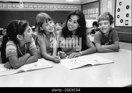 Austin Texas USA, 1991: Hispanische Lehrerin arbeitet mit Erstklässlern im zweisprachigen Bildungsprogramm der Grundschule Sanchez zusammen. HERR EV-0221 ©Bob Daemmrich Stockfoto