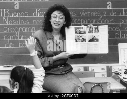 Austin Texas USA, 1991: Hispanische Lehrerin arbeitet mit Erstklässlern im zweisprachigen Bildungsprogramm der Grundschule Sanchez zusammen. HERR EV-0221 ©Bob Daemmrich Stockfoto