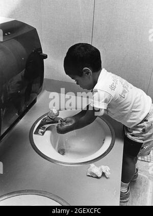 Austin Texas USA, um 1999: Kinder im Vorschulalter lernen in einer privaten Tagesstätte gute Bad- und Hygienegewohnheiten. ©Bob Daemmrich Stockfoto