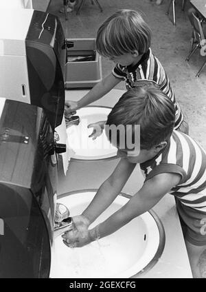 Austin Texas USA, um 1999: Kinder im Vorschulalter lernen in einer privaten Tagesstätte gute Bad- und Hygienegewohnheiten. ©Bob Daemmrich Stockfoto