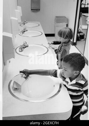 Austin Texas USA, um 1999: Kinder im Vorschulalter lernen in einer privaten Tagesstätte gute Bad- und Hygienegewohnheiten. ©Bob Daemmrich Stockfoto