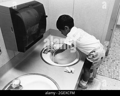 Austin Texas USA, um 1999: Kinder im Vorschulalter lernen in einer privaten Tagesstätte gute Bad- und Hygienegewohnheiten. ©Bob Daemmrich Stockfoto