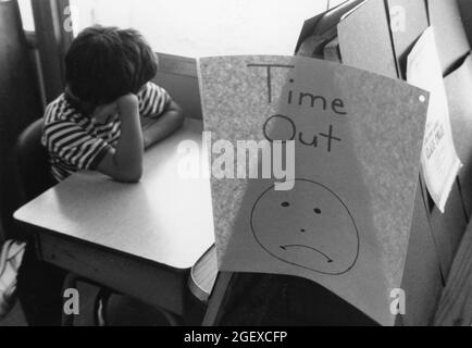 Austin, Texas, USA, um 1993: Junge zweiter Klasse, der in einer „Auszeit“ diszipliniert wird. ©Bob Daemmrich Stockfoto