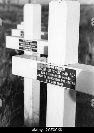 Midland Texas USA, um 1992: Ein Denkmal am Straßenrand markiert den Ort, an dem Familienmitglieder bei einem Autounfall von einem betrunkenen Fahrer getötet wurden. ©Bob Daemmrich Stockfoto