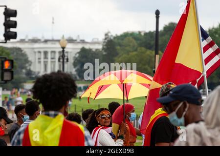 Washington, DC, USA, 21. August 2021. Im Bild: Tigrayaner protestieren vor dem Weißen Haus gegen Äthiopiens kontierten Krieg gegen Tigray und fordern Unterstützung und ein Ende der ethnischen Säuberungen in der Provinz. Der Krieg zwischen der äthiopischen Regierung und der Regionalregierung Tigray begann im November 2020 und dauert an. Die eritreische Regierung intervenierte im Namen Äthiopiens, und Kriegsverbrechen an Zivilisten wurden dokumentiert. Millionen von Tigrayern sind weiterhin gefährdet, weil die äthiopische Regierung den humanitären Zugang zu Tigray eingeschränkt hat. Kredit: Allison Bailey / Alamy Live Nachrichten Stockfoto