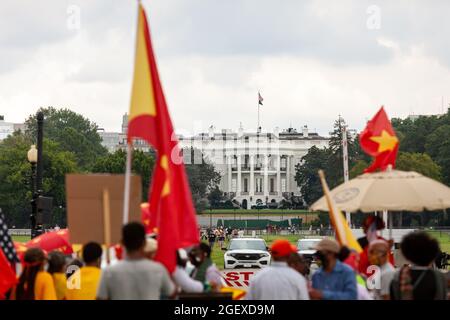 Washington, DC, USA, 21. August 2021. Im Bild: Tigrayaner protestieren vor dem Weißen Haus gegen Äthiopiens kontierten Krieg gegen Tigray und fordern Unterstützung und ein Ende der ethnischen Säuberungen in der Provinz. Der Krieg zwischen der äthiopischen Regierung und der Regionalregierung Tigray begann im November 2020 und dauert an. Die eritreische Regierung intervenierte im Namen Äthiopiens, und Kriegsverbrechen an Zivilisten wurden dokumentiert. Millionen von Tigrayern sind weiterhin gefährdet, weil die äthiopische Regierung den humanitären Zugang zu Tigray eingeschränkt hat. Kredit: Allison Bailey / Alamy Live Nachrichten Stockfoto