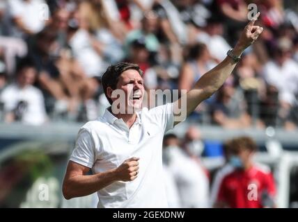 Frankfurt, Deutschland. August 2021. Oliver Glasner, Cheftrainer von Frankfurt, reagiert während des Bundesliga-Fußballspiels der ersten Liga zwischen Eintracht Frankfurt und FC Augsburg am 21. August 2021 in Frankfurt. Quelle: Armando Babani/Xinhua/Alamy Live News Stockfoto