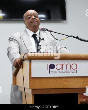 Milwaukee, Wisconsin, USA. August 2021. Bischof SEDGWICK DANIELS spricht mit Besuchern in der Great Hall, die an der großen Eröffnungszeremonie des Institute for the Preservation of African American Music and Arts (IPAMA) in der 3200 W. Hampton Avenue in Milwaukee, Wisconsin, am Samstag, den 21. August 2021, teilnahmen. IPAMA soll die Geschichte der afroamerikanischen künstlerischen Beiträge in der darstellenden und visuellen Kunst bewahren. (Foto: © Pat A. Robinson/ZUMA Press Wire) Stockfoto