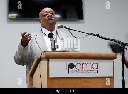 Milwaukee, Wisconsin, USA. August 2021. Bischof SEDGWICK DANIELS spricht mit Besuchern in der Great Hall, die an der großen Eröffnungszeremonie des Institute for the Preservation of African American Music and Arts (IPAMA) in der 3200 W. Hampton Avenue in Milwaukee, Wisconsin, am Samstag, den 21. August 2021, teilnahmen. IPAMA soll die Geschichte der afroamerikanischen künstlerischen Beiträge in der darstellenden und visuellen Kunst bewahren. (Foto: © Pat A. Robinson/ZUMA Press Wire) Stockfoto