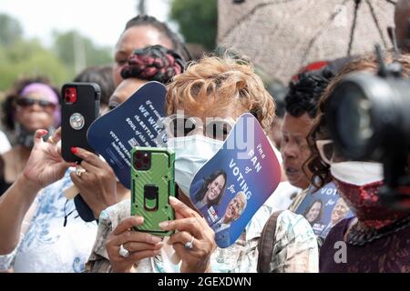 Milwaukee, Wisconsin, USA. August 2021. Besucher nehmen an der Eröffnung des Institute for the Preservation of African American Music and Arts (IPAMA) in der 3200 W. Hampton Avenue in Milwaukee, Wisconsin, am Samstag, den 21. August 2021 Teil. IPAMA soll die Geschichte der afroamerikanischen künstlerischen Beiträge in der darstellenden und visuellen Kunst bewahren. (Foto: © Pat A. Robinson/ZUMA Press Wire) Stockfoto