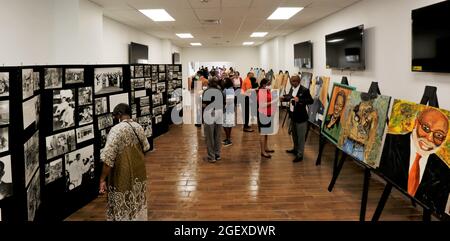 Milwaukee, Wisconsin, USA. August 2021. Besucher nehmen an der Eröffnung des Institute for the Preservation of African American Music and Arts (IPAMA) in der 3200 W. Hampton Avenue in Milwaukee, Wisconsin, am Samstag, den 21. August 2021 Teil. IPAMA soll die Geschichte der afroamerikanischen künstlerischen Beiträge in der darstellenden und visuellen Kunst bewahren. (Foto: © Pat A. Robinson/ZUMA Press Wire) Stockfoto