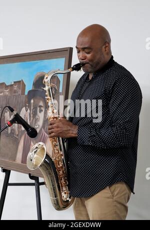 Milwaukee, Wisconsin, USA. August 2021. Saxophonist MARCUS ADAMS unterhält Besucher, die durch das neue Musik- und Kunstzentrum Touren. Besucher nehmen an der Eröffnung des Institute for the Preservation of African American Music and Arts (IPAMA) in der 3200 W. Hampton Avenue in Milwaukee, Wisconsin, am Samstag, den 21. August 2021 Teil. IPAMA soll die Geschichte der afroamerikanischen künstlerischen Beiträge in der darstellenden und visuellen Kunst bewahren. (Foto: © Pat A. Robinson/ZUMA Press Wire) Stockfoto