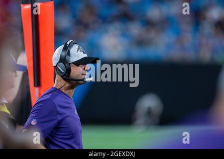 21. August 2021: John Harbaugh, Cheftrainer der Baltimore Ravens, beobachtet die Aktion im vierten Quartal gegen die Carolina Panthers beim NFL-Matchup im Bank of America Stadium in Charlotte, NC. (Scott Kinser/Cal Sport Media) Stockfoto