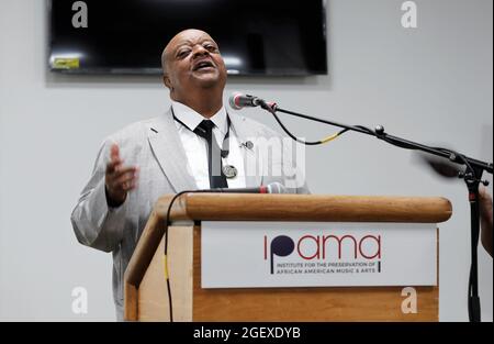 Milwaukee, Wisconsin, USA. August 2021. Bischof SEDGWICK DANIELS spricht mit Besuchern in der Great Hall, die an der großen Eröffnungszeremonie des Institute for the Preservation of African American Music and Arts (IPAMA) in der 3200 W. Hampton Avenue in Milwaukee, Wisconsin, am Samstag, den 21. August 2021, teilnahmen. IPAMA soll die Geschichte der afroamerikanischen künstlerischen Beiträge in der darstellenden und visuellen Kunst bewahren. (Foto: © Pat A. Robinson/ZUMA Press Wire) Stockfoto