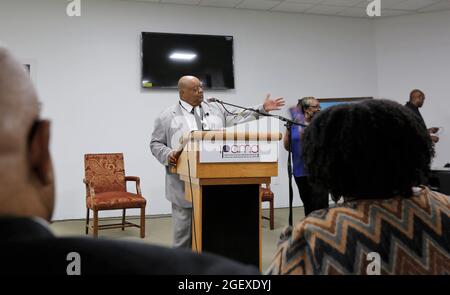 Milwaukee, Wisconsin, USA. August 2021. Bischof SEDGWICK DANIELS spricht mit Besuchern in der Great Hall, die an der feierlichen Eröffnung des Institute for the Preservation of African American Music and Arts (IPAMA) in der 3200 W. Hampton Avenue in Milwaukee, Wisconsin, am Samstag, den 21. August 2021, teilnehmen. IPAMA soll die Geschichte der afroamerikanischen künstlerischen Beiträge in der darstellenden und visuellen Kunst bewahren. (Foto: © Pat A. Robinson/ZUMA Press Wire) Stockfoto