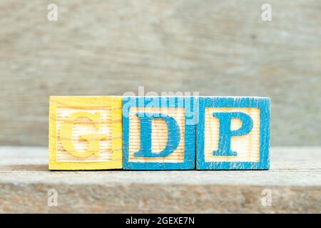 Farbe Alphabet Buchstabenblock in Wort GDP (Abkürzung für gute Verbreitungspraxis oder Bruttoinlandsprodukt) auf Holz Hintergrund Stockfoto