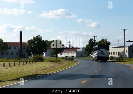 Ein Bus bereitet sich auf den Transport von Afghanen in Fort McCoy, Wisconsin, am 18. August 2021 vor. Das Verteidigungsministerium stellt zur Unterstützung des Außenministeriums Transportmittel und provisorische Unterkünfte zur Verfügung, um die Operation Allies Refuge zu unterstützen. Diese Initiative geht auf das Engagement Amerikas für afghanische Bürger zurück, die den Vereinigten Staaten geholfen haben, und bietet ihnen wichtige Unterstützung an sicheren Orten außerhalb Afghanistans. (USA Foto der Armee von Staff Sgt. Dalton Smith/354. Mobile Public Affairs Detachment) Stockfoto