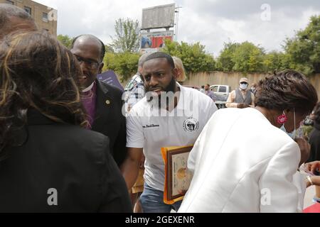 Milwaukee, Wisconsin, USA. August 2021. David BOWEN, Repräsentant des Staates Wisconsin im 10. Bezirk, begrüßt ein Mitglied der Holy Redentemer Church vor der Zeremonie zum Schneiden von Bändern. Besucher nehmen an der Eröffnung des Institute for the Preservation of African American Music and Arts (IPAMA) in der 3200 W. Hampton Avenue in Milwaukee, Wisconsin, am Samstag, den 21. August 2021 Teil. IPAMA soll die Geschichte der afroamerikanischen künstlerischen Beiträge in der darstellenden und visuellen Kunst bewahren. (Foto: © Pat A. Robinson/ZUMA Press Wire) Stockfoto