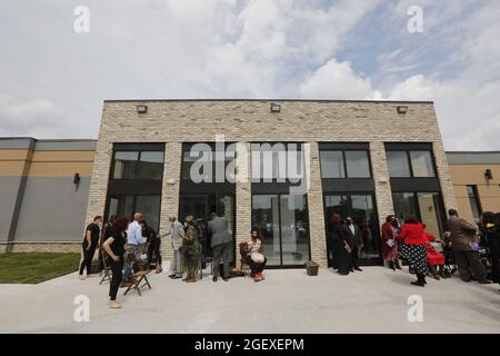 Milwaukee, Wisconsin, USA. August 2021. Besucher nehmen an der Eröffnung des Institute for the Preservation of African American Music and Arts (IPAMA) in der 3200 W. Hampton Avenue in Milwaukee, Wisconsin, am Samstag, den 21. August 2021 Teil. IPAMA soll die Geschichte der afroamerikanischen künstlerischen Beiträge in der darstellenden und visuellen Kunst bewahren. (Foto: © Pat A. Robinson/ZUMA Press Wire) Stockfoto