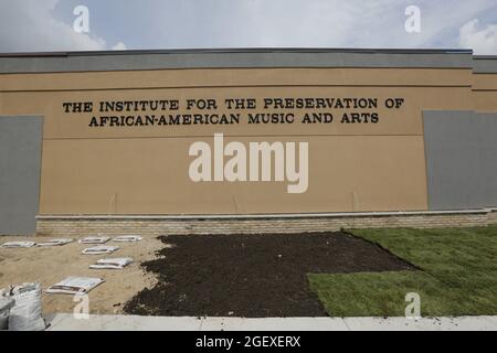 Milwaukee, Wisconsin, USA. August 2021. Besucher nehmen an der Eröffnung des Institute for the Preservation of African American Music and Arts (IPAMA) in der 3200 W. Hampton Avenue in Milwaukee, Wisconsin, am Samstag, den 21. August 2021 Teil. IPAMA soll die Geschichte der afroamerikanischen künstlerischen Beiträge in der darstellenden und visuellen Kunst bewahren. (Foto: © Pat A. Robinson/ZUMA Press Wire) Stockfoto