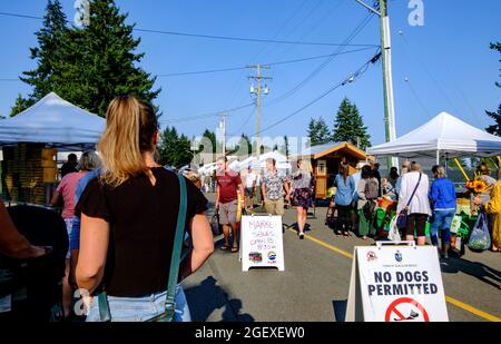 Massen an einem sonnigen Tag auf dem lokalen Bauernmarkt, Qualicum Beach, British Columbia, Kanada, Sommer 2021 Stockfoto