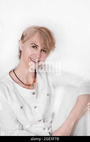 Porträt einer lächelnden 50-jährigen Frau in Nahaufnahme Stockfoto