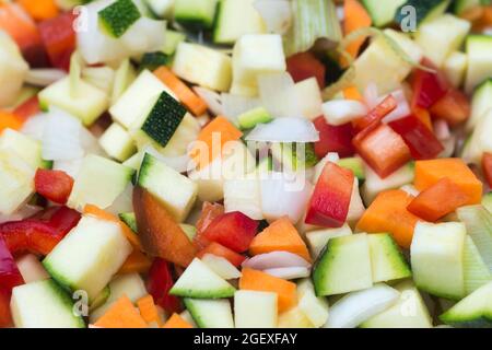 Bunte gehackte frische rohe Gemüse Nahaufnahme selektive Fokus Stockfoto