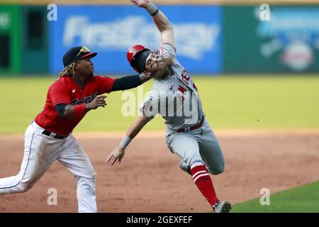 Cleveland, Usa. August 2021. Die Cleveland-Indianer Jose Ramirez (11) markiert am Samstag, den 21. August 2021, Los Angeles Angels Brandon Marsh (16) im Progressive Field in Cleveland, Ohio. Foto von Aaron Josefczyk/UPI Credit: UPI/Alamy Live News Stockfoto