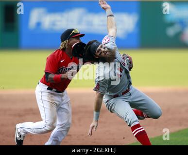 Cleveland, Usa. August 2021. Die Cleveland-Indianer Jose Ramirez (11) markiert am Samstag, den 21. August 2021, Los Angeles Angels Brandon Marsh (16) im Progressive Field in Cleveland, Ohio. Foto von Aaron Josefczyk/UPI Credit: UPI/Alamy Live News Stockfoto