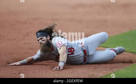 Cleveland, Usa. August 2021. Los Angeles Angels Brandon Marsh (16) gleitet über das Infield, nachdem er am Samstag, den 21. August 2021, von den Cleveland-Indianern Jose Ramirez (11) im achten Inning des Progressive Field in Cleveland, Ohio, ausgestittet wurde. Foto von Aaron Josefczyk/UPI Credit: UPI/Alamy Live News Stockfoto