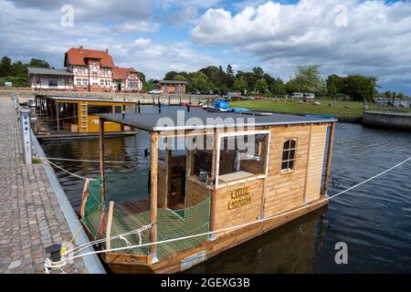 Loitz, Deutschland. August 2021. Blick in den Hafen von Loitz. Verschiedene Bootsvermieter bieten geführte Touren durch den Peene Valley River Landscape Nature Park an. Der Peene, auch Amazonas des Nordens genannt, ist einer der letzten unberührten Flüsse in Deutschland. Er erstreckt sich über 85 km vom Kummerower See östlich von Anklam, wo er in den Peene River mündet. Die Peene gilt in Mecklenburg-Vorpommern als „Geheimgebiet“ für Wassersportler und Bootstouristen. Quelle: Stefan Sauer/dpa/ZB/dpa/Alamy Live News Stockfoto