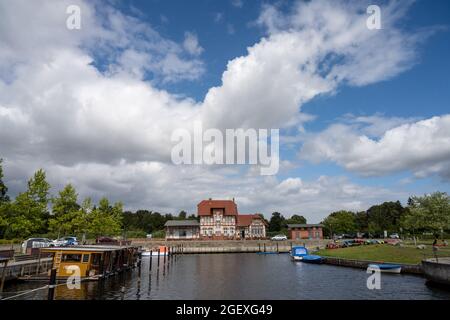 Loitz, Deutschland. August 2021. Blick in den Hafen von Loitz. Verschiedene Bootsvermieter bieten geführte Touren durch den Peene Valley River Landscape Nature Park an. Der Peene, auch Amazonas des Nordens genannt, ist einer der letzten unberührten Flüsse in Deutschland. Er erstreckt sich etwa 85 km vom Kummerower See östlich von Anklam, wo er in den Peene River mündet. Die Peene gilt in Mecklenburg-Vorpommern als „Geheimgebiet“ für Wassersportler und Bootstouristen. Quelle: Stefan Sauer/dpa/ZB/dpa/Alamy Live News Stockfoto