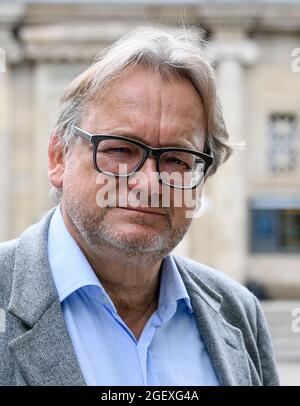 17. August 2021, Sachsen-Anhalt, Halle (Saale): Harald Meller, Landesarchäologe und Honorarprofessor am Institut für Europäische Archäologie der Martin-Luther-Universität Halle-Wittenberg, steht vor dem Landesmuseum Halle/Saale. Als der Archäologe Meller im März 2001 seine Arbeit am Landesmuseum Halle begann, war die Einrichtung bereits seit Jahren geschlossen. Weniger als ein Jahr später, im Februar 2002, wurde die Himmelsscheibe von Nebra mit Hilfe von Meller in einem Hotel in Basel, Schweiz, gerettet. Zwanzig Jahre später gilt das Museum in Halle als Zentrum der regionalen Archäologie in Deutschland. Stockfoto