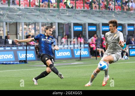 Mailand, Italien. August 2021. Italien, Mailand, 21 2021. august: Matteo Darmian (Inter Defender) Querschoss in der ersten Halbzeit während des Fußballspiels FC INTER gegen GENUA, Serie A 2021-2022 Tag 1, San Siro Stadion (Foto von Fabrizio Andrea Bertani/Pacific Press) Credit: Pacific Press Media Production Corp./Alamy Live News Stockfoto