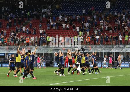 Mailand, Italien. August 2021. Italien, Mailand, 21 2021. august: fc Inter-Spieler feiern den Sieg am Ende des Fußballspiels FC INTER gegen GENUA, Serie A 2021-2022 Tag 1, San Siro Stadion (Foto von Fabrizio Andrea Bertani/Pacific Press) Quelle: Pacific Press Media Production Corp./Alamy Live News Stockfoto