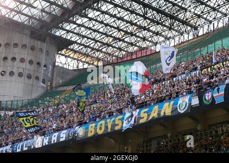 Mailand, Italien. August 2021. Italien, Mailand, 21 2021. august: fc Inter-Fans auf den Tribünen während des Fußballspiels FC INTER vs GENUA, Serie A 2021-2022 Tag 1, San Siro Stadion (Foto von Fabrizio Andrea Bertani/Pacific Press) Quelle: Pacific Press Media Production Corp./Alamy Live News Stockfoto